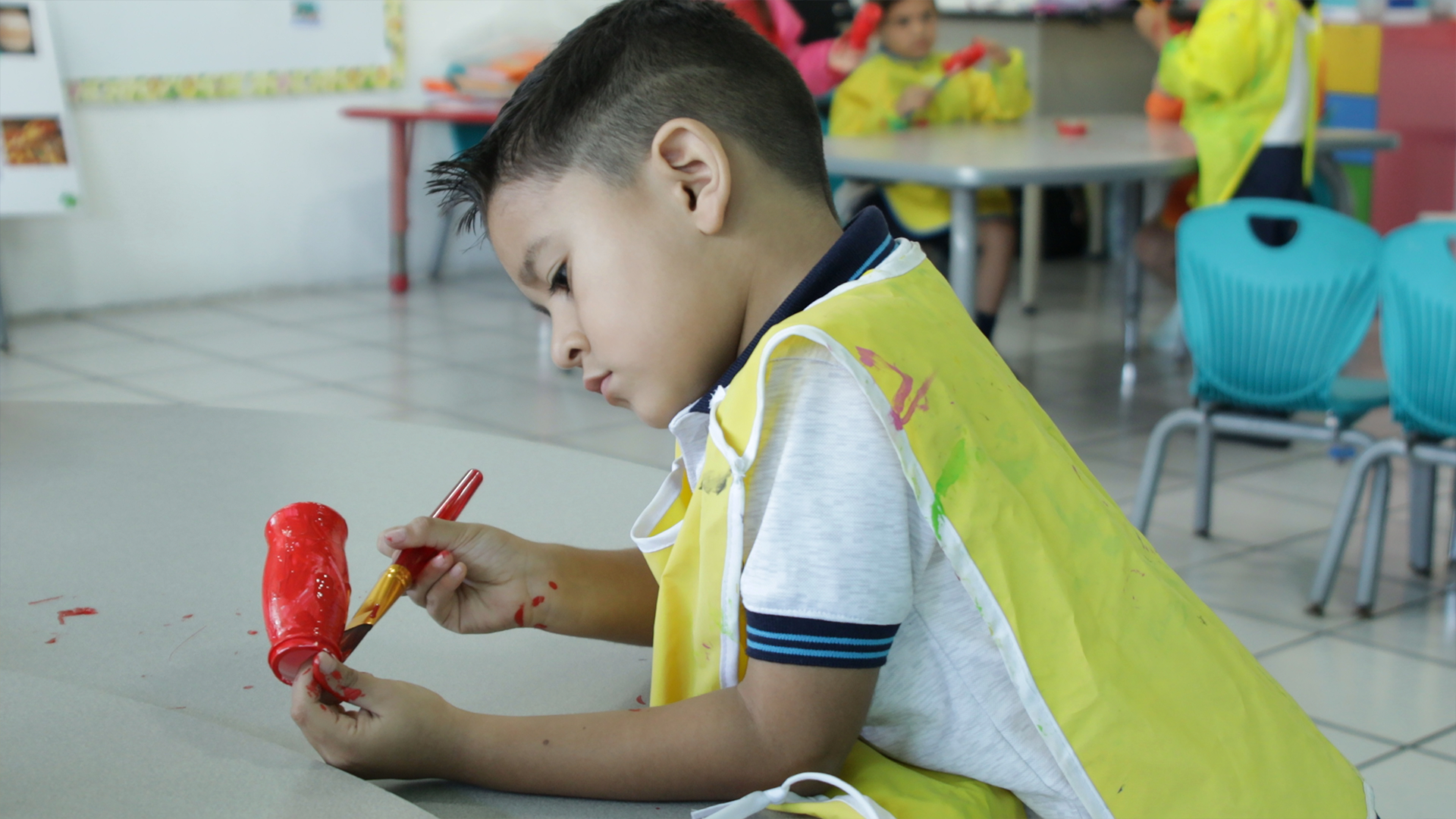 Personaje infantil representando transporte escolar