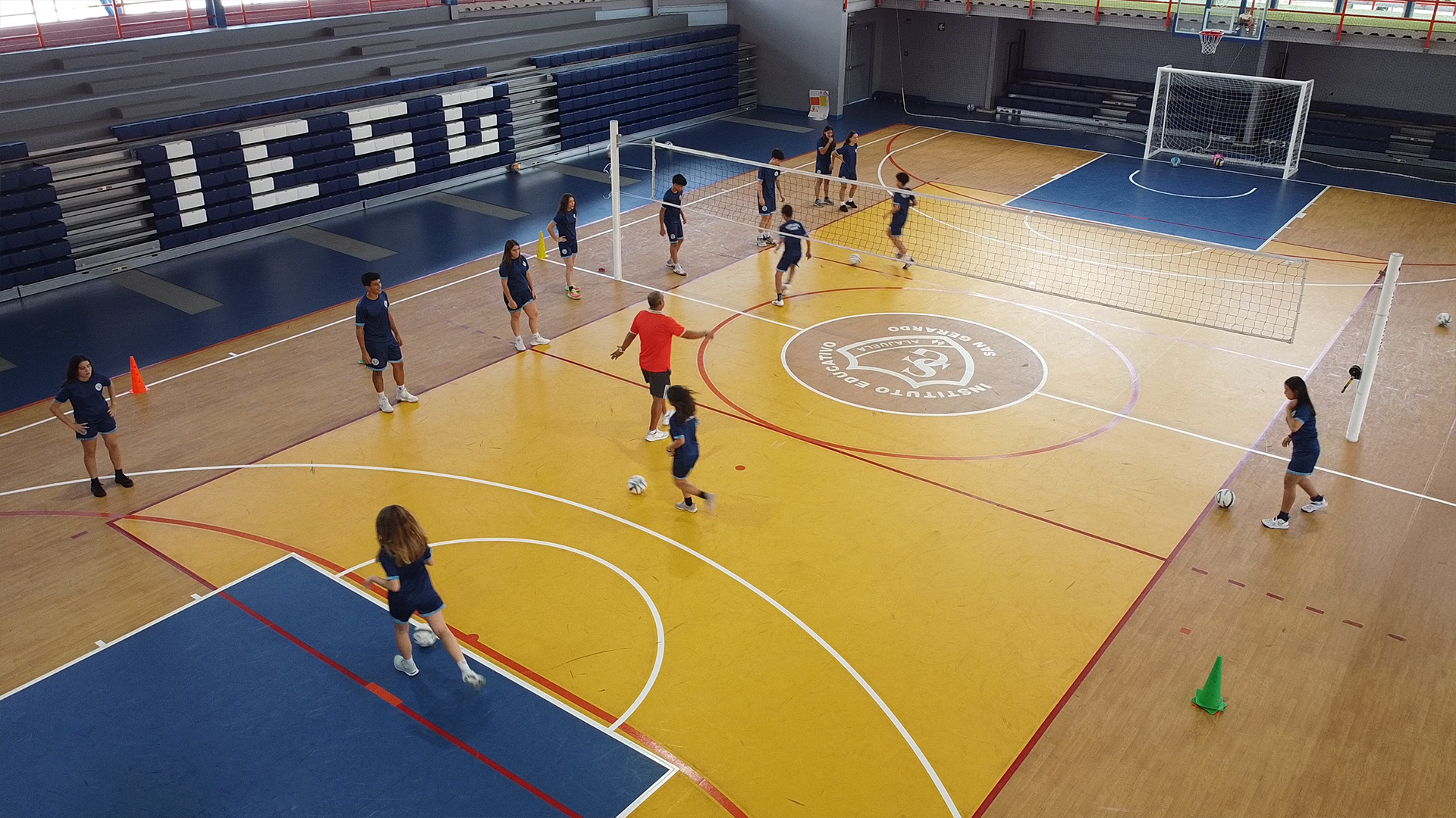 Niños jugando en las canchas del colegio