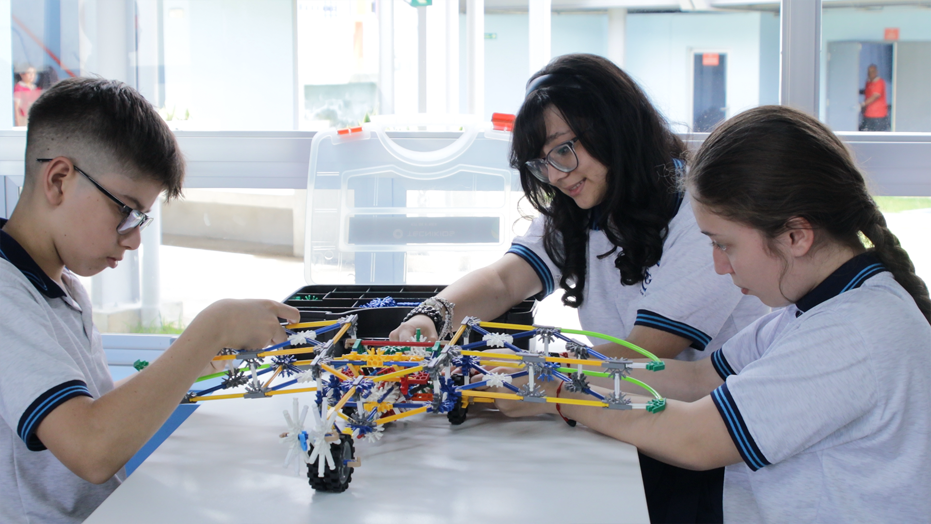 Estudiantes trabajando en proyecto de robótica